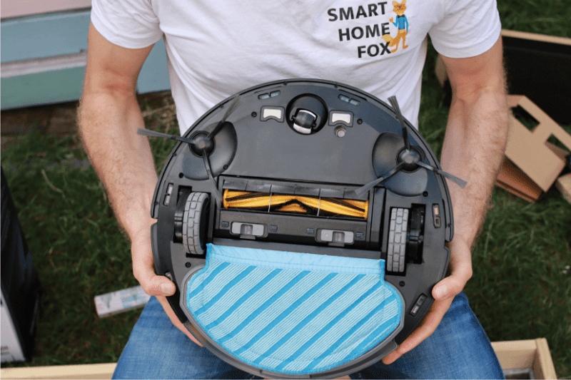 Ecovacs Deebot OZMO 950 from below